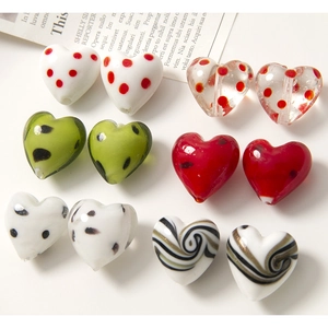 Perline di vetro a forma di cuore con pois e strisce per creazione di gioielli fai-da-te