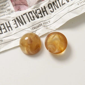 Détail macro de cabochons en résine ambrée à texture marbrée pour bijoux