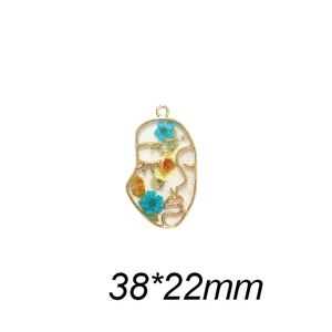 Ciondolo viso astratto in filo dorato, fiori secchi e resina, 38x22mm dettaglio per gioielli