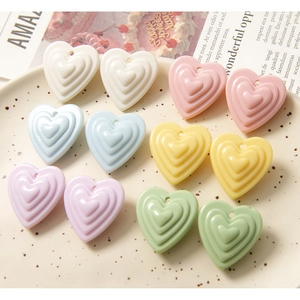 Détail de breloques en forme de cœur en acrylique pastel pour bijoux DIY et artisanat