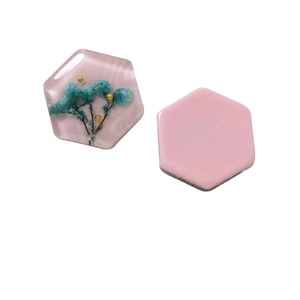 Sechseckiger Anhänger aus Kunstharz mit rosa Marmor und blauen Trockenblumen
