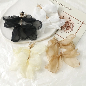 Détails de boucles d'oreilles nœuds en organza avec perles en plusieurs couleurs chic