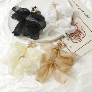 Boucles d'oreilles longues à fleurs élégantes avec pétales en tulle et perles nacrées