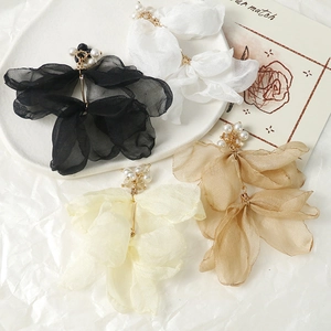 Boucles d'oreilles élégantes en tulle avec perles en quatre couleurs douces