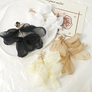 Boucles d'oreilles papillon en mousseline avec perles en blanc noir kaki et beige