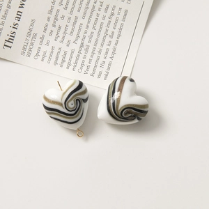 Perle a cuore bianco perla con texture marmorizzata e ganci in metallo dorato per gioielli