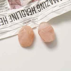 Vue macro détaillée d'accessoires en résine en forme de cœur avec texture marbre rose
