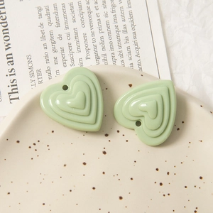 Vue détaillée de breloques en forme de cœur en acrylique vert clair pour bijoux DIY