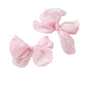 Detail von rosa Organza-Schleifen-Haaraccessoires mit elegantem Kunstdruck für DIY-Basteln