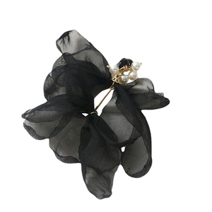 Accessoire cheveux élégant en mousseline noire avec perles blanches et accents dorés