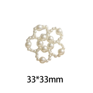 Vue détaillée de la fleur en perles tressées de 33x33 mm pour la création de bijoux