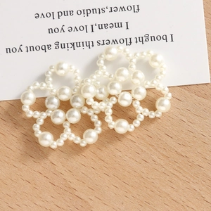 Détail de fleurs en perles baroques tressées pour bijoux DIY et accessoires de coiffure
