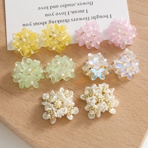 Set mit fünf handgefertigten Blumen-Ohrsteckern aus Harz in pastellfarbenen Designs