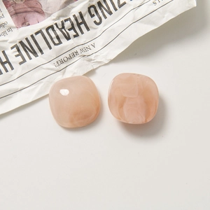 Vue détaillée d'accessoires carrés en résine à texture marbre rose pêche pour bijoux DIY