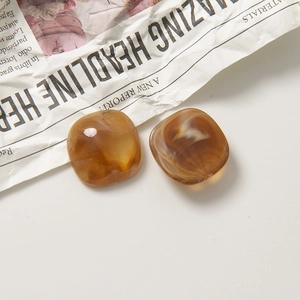 Détail de breloques carrées en résine écaille de tortue pour bijoux DIY et accessoires