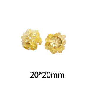 Makro-Detail von 20mm gelben Kleeblatt-Ohrringen mit Goldmetall-Basis und Perle