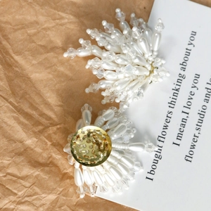 Boucles d'oreilles florales à glands avec perles blanches et cristal sur papier vintage