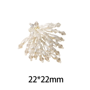 Vue détaillée de perles larmes blanches et de cristaux facettés dans un cluster de 22x22mm