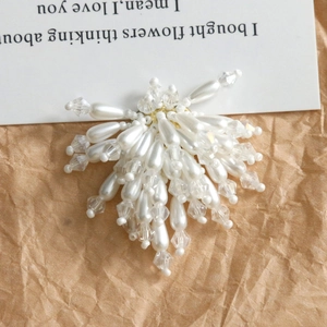 Boucle d'oreille florale élégante avec perles blanches et perles en cristal facetté