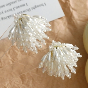 Macro de boucles d'oreilles fleurs faites main avec perles goutte blanches et perles claires