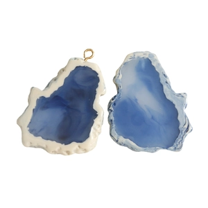 Colgantes irregulares de resina jaspeada azul y blanca con anillas de colgar doradas