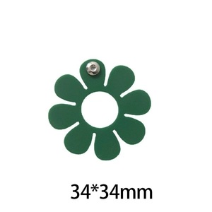 Dettaglio di un ciondolo a fiore in acrilico verde 34x34mm con rivetto in metallo