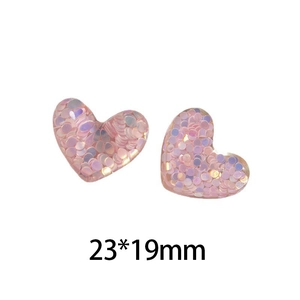 Makroansicht von durchscheinenden Herz-Resin-Anhängern mit lila Pailletten für DIY
