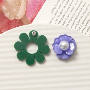 Vista piatta di fiore verde in acrilico e fiore viola con perla per orecchini fai-da-te