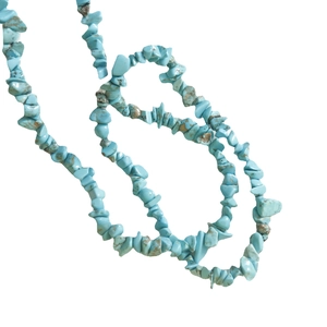 Collar artesanal de piedras turquesas irregulares con patrones minerales naturales marrones