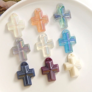 Set mit 9 schillernden Harzkreuz-Anhängern in verschiedenen Farben für DIY-Schmuck