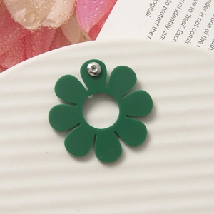 Dettaglio del perno in argento e della chiusura di un orecchino a forma di margherita verde