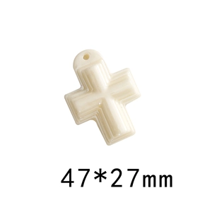 Detailansicht des cremefarbenen Harzkreuz-Anhängers mit Maßen von 47x27 mm