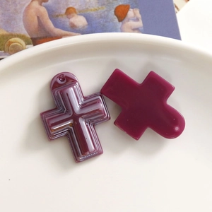 Makroansicht lila AB-Harzkreuz-Anhänger mit glänzender Oberfläche und Aufhängeloch