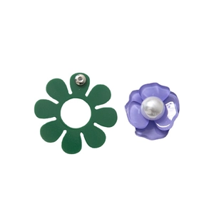 Set di orecchini floreali con perle, petali verdi traforati e fiore viola a strati
