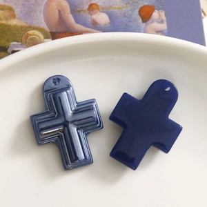 Makroansicht blauer Kreuzanhänger aus Harz mit texturierten Oberflächen für DIY-Schmuck