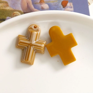Detailansicht der Harzkreuz-Anhänger mit bunten Streifen und senfgelbem Finish für DIY