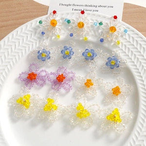 Macro de breloques fleurs en perles colorées avec pétales en acrylique et centres jaunes