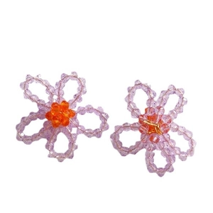 Boucles d'oreilles fleurs en perles de cristal violet et orange sur fond blanc
