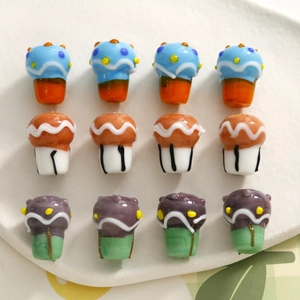 Macro-opname van 12 kleurrijke cupcake-vormige glazen kralen voor het maken van sieraden