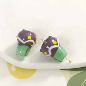 Detailweergave van handgemaakte ijsjes glaskralen voor zomerse sieraden DIY projecten