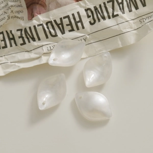 Vue rapprochée de perles en acrylique nacré en forme de feuille pour création de bijoux