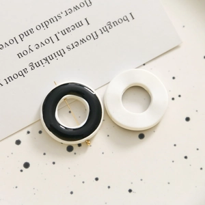 Primer plano macro de pendientes geométricos de resina en blanco y negro