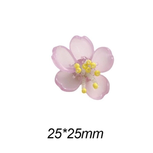 Detalle de dije de flor de acrílico rosa de 25mm con pistilo de cuentas amarillas