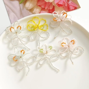 Detailansicht der handgefertigten Perlen-Tulpenanhänger in Pastellgelb und Rosa Tönen