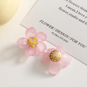 Details von rosa Orchideen-Ohrringen aus Kunstharz mit matter Textur und Goldmetallrücken