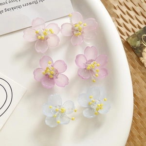 Vista macro de cuentas de flores de orquídea de acrílico hechas a mano con estambres