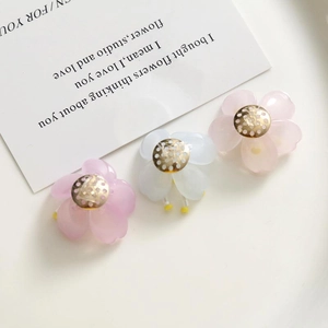 Pendientes de flores de acrílico en rosa, azul y morado con centros de metal dorado