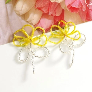 Handgefertigte Tulpenperlen-Ohrringe mit gelben Glastropfen in Blumenform für Damen