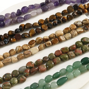 Mélange de cinq pierres naturelles polies dont l'Améthyste et l'Œil de Tigre pour bijoux