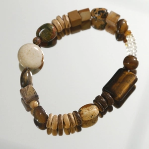 Détails macro de pierres d'oeil de tigre et d'entretoises en bois sur le bracelet
